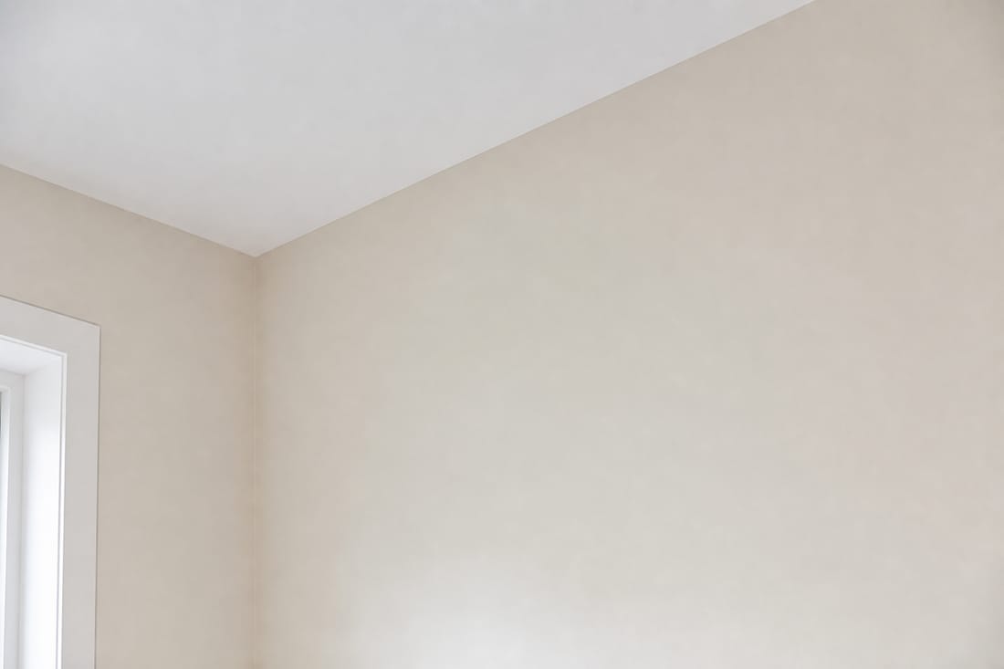 Exemple : mur intérieur fraîchement peint en blanc cassé