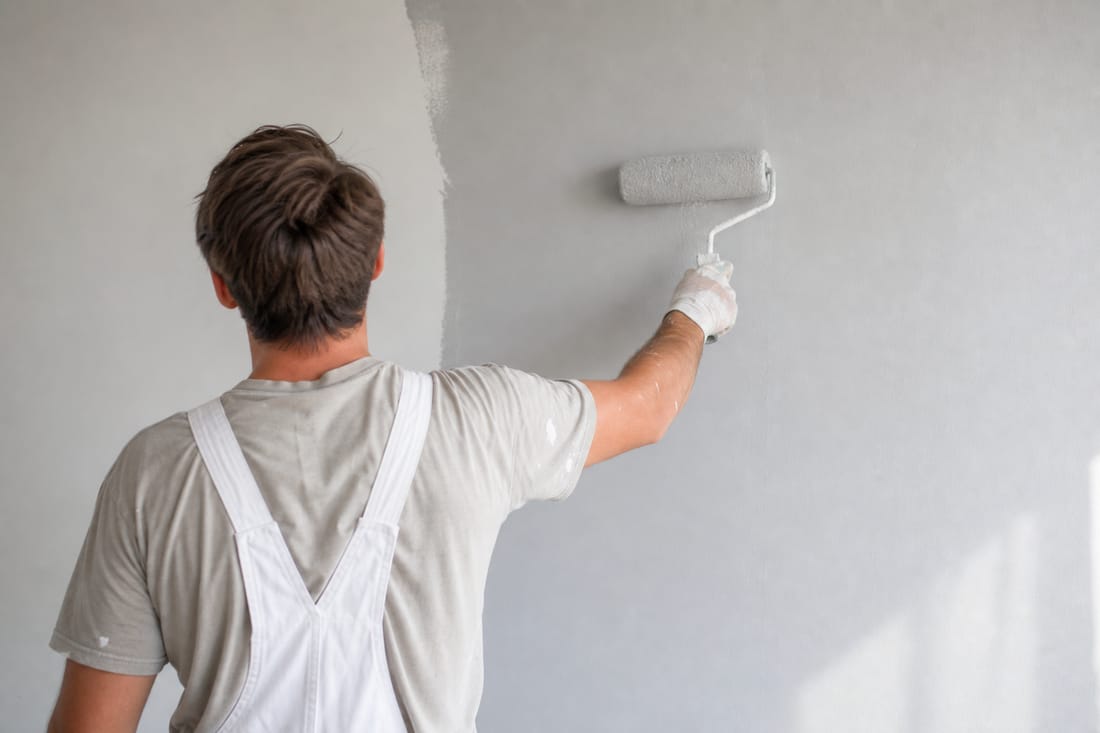Exemple : peintre appliquant de la peinture au rouleau, dos